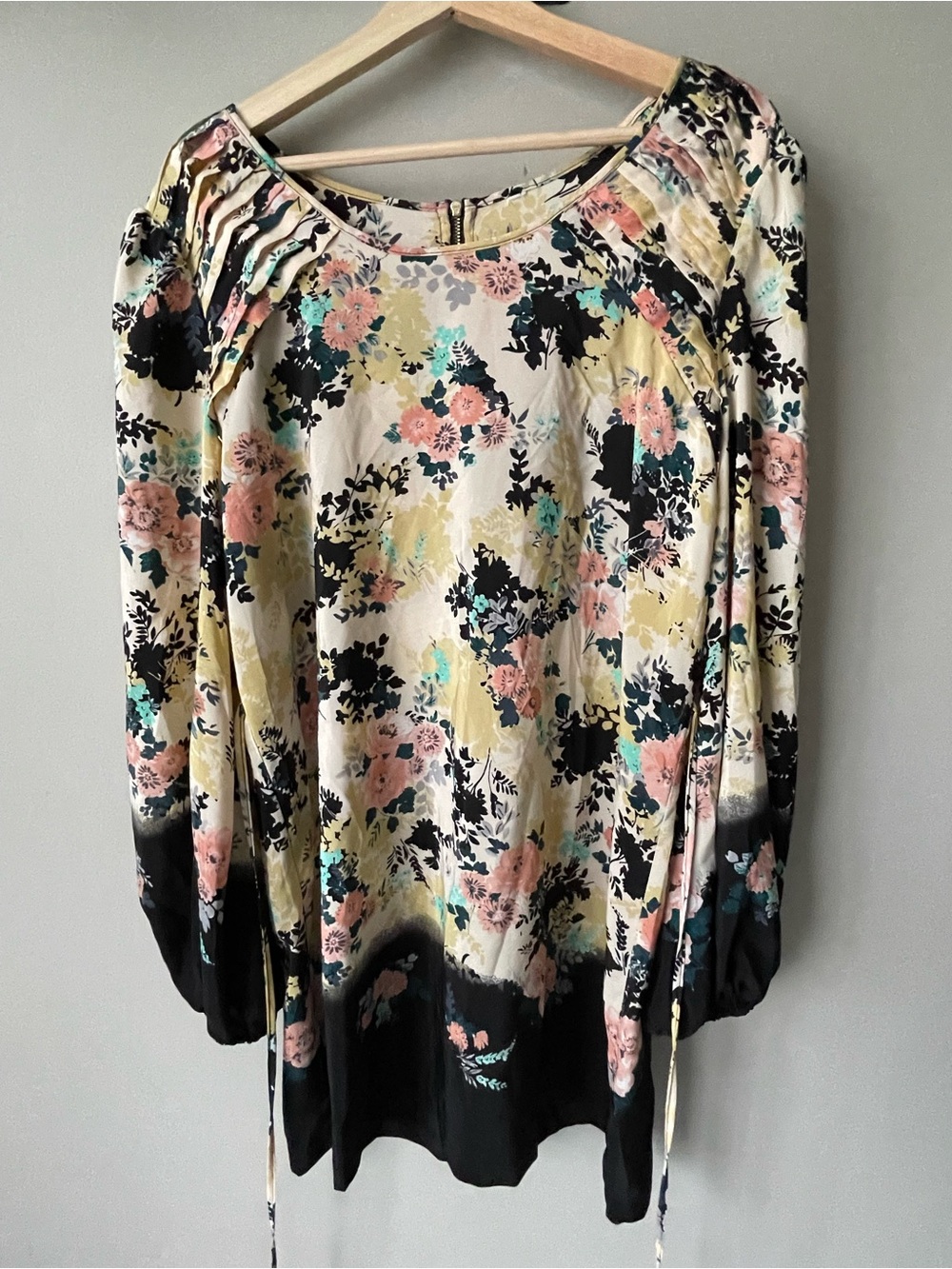 Women's Floral Scoop-Neck Tunic‎ Top in Cream and Black